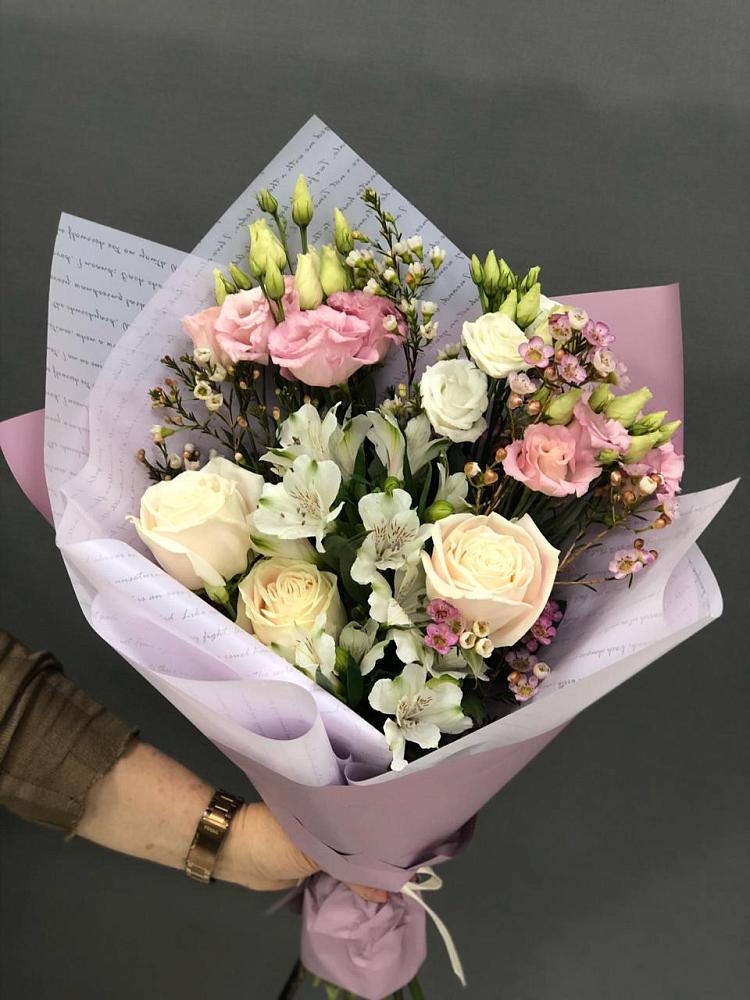 Букет цветов из: Альстромерии, Розы и Лизиантусы в Каринское