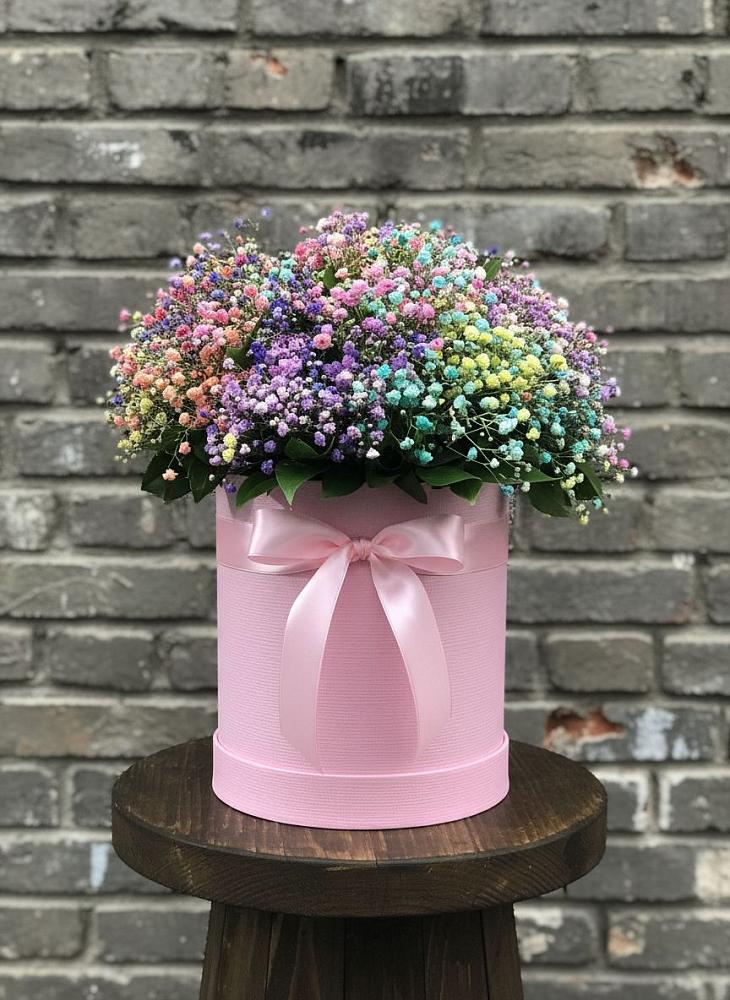 Цветочная композиция из Гипсофила и Розы в шляпной коробке в Каринское