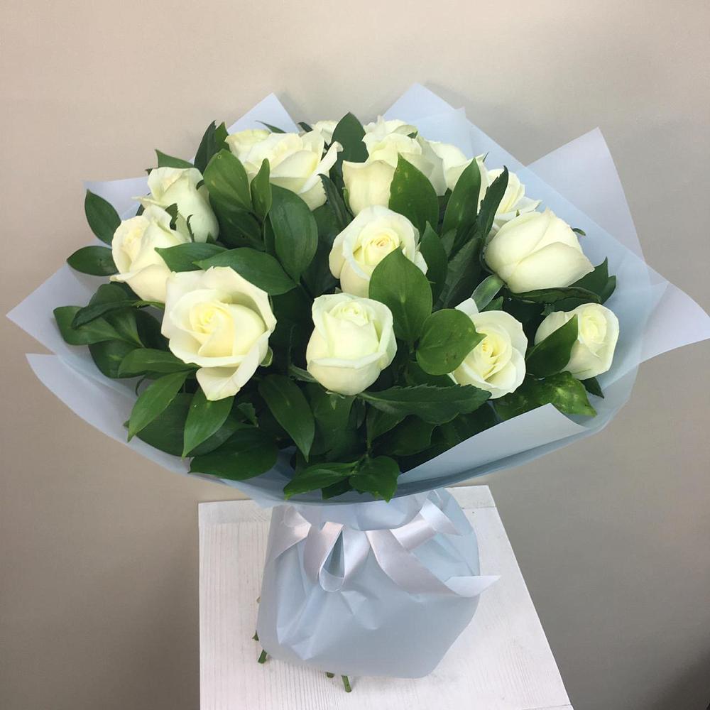 Букет 15 Белых роз Проуд в Каринское