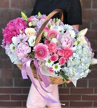 Композиция солнечный день в Каринское Цветочная композиция из Розы, Хризантемы, Пионы и Лизиантусы в корзине в Каринское
