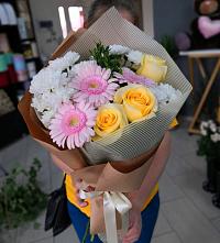 Букет цветов из:  Герберы, Розы и Хризантемы в Каринское