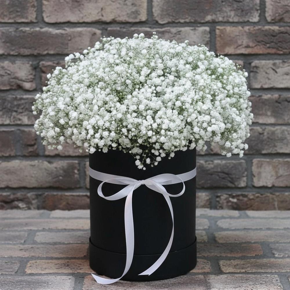 Цветочная композиция из Гипсофила в шляпной коробке в Каринское