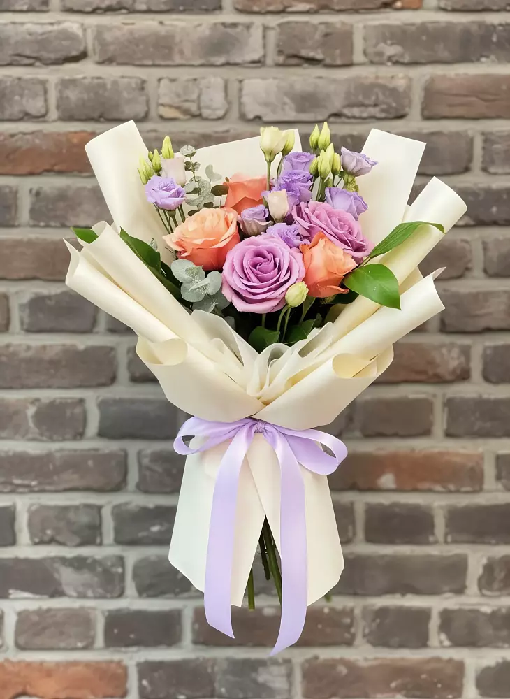 Букет цветов из: Лизиантусы и Розы в Каринское