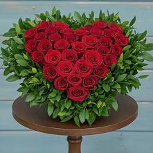 Цветочная композиция из Розы в виде сердца в Каринское