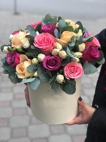 Цветочная композиция из Розы в шляпной коробке в Каринское