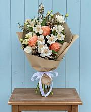 Букет цветов из:  Альстромерии, Лизиантусы, Розы и Хризантемы в Каринское