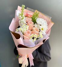 Букет цветов из:  Хризантемы и Розы в Каринское