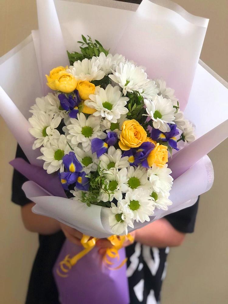Букет цветов из: Ирисы, Хризантемы и Розы в Каринское