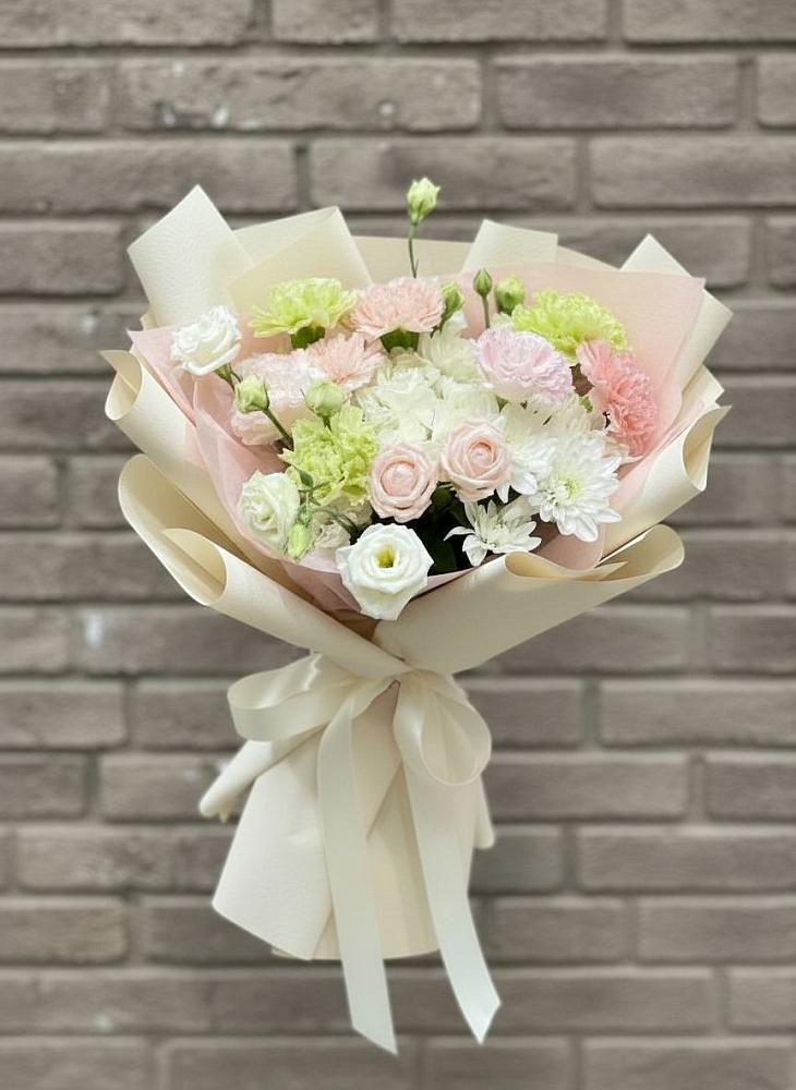 Букет цветов из: Гвоздики, Розы, Лизиантусы и Хризантемы в Каринское