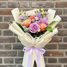 Букет цветов из:  Лизиантусы и Розы в Каринское