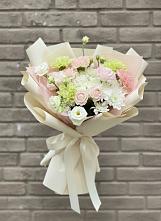 Букет цветов из:  Гвоздики, Розы, Лизиантусы и Хризантемы в Каринское