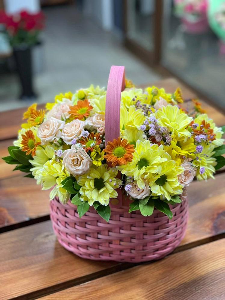 Цветочная композиция из Хризантемы и Розы в корзине в Каринское