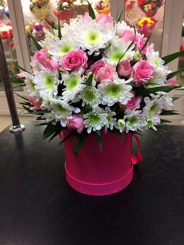 Цветочная композиция из Розы и Хризантемы в шляпной коробке в Каринское