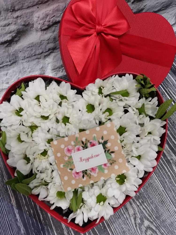 Цветочная композиция из Хризантемы в виде сердца в Каринское