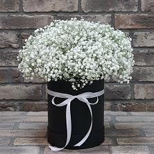 Цветочная композиция из Гипсофила в шляпной коробке в Каринское