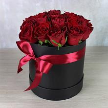Цветочная композиция из Розы в шляпной коробке в Каринское