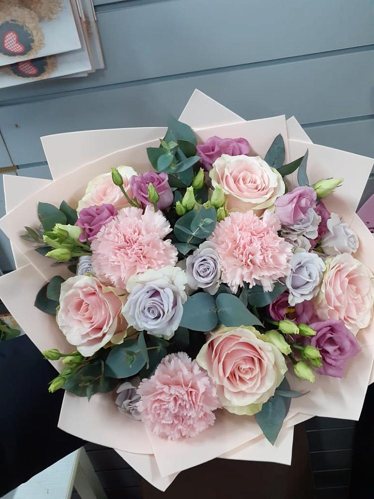 Букет цветов из: Розы, Гвоздики и Лизиантусы в Каринское