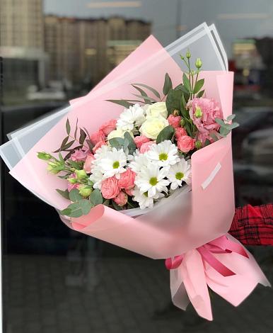 Букет цветов из: Розы, Лизиантусы и Хризантемы в Каринское