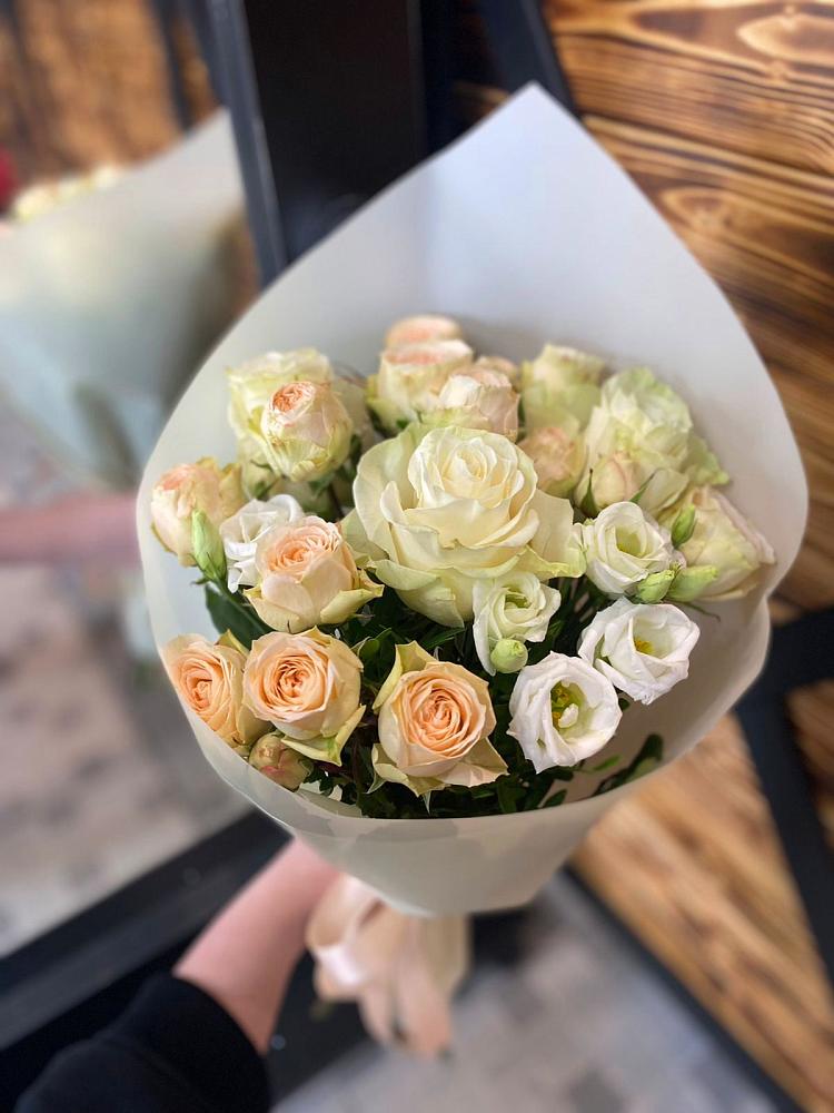 Букет цветов из: Розы и Лизиантусы в Каринское